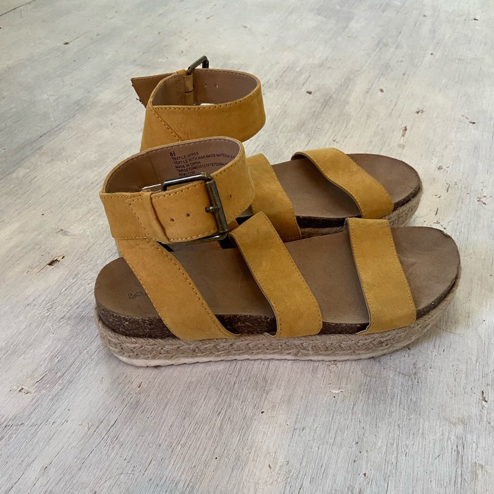Universal Thread Flatform Sandal